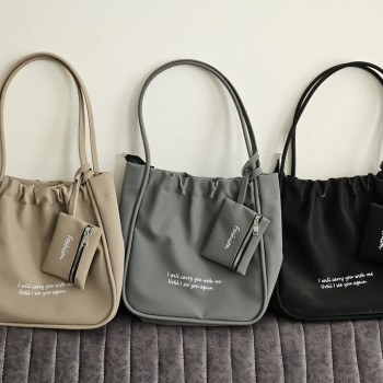 کیف دوشی بزرگ و جادار زنانه